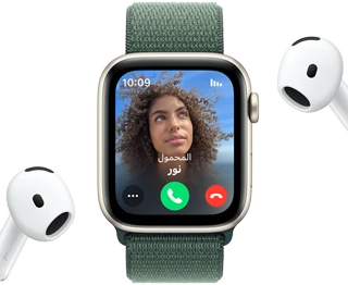 مكالمة واردة على Apple&nbsp;Watch&nbsp;SE بجانب زوج من سماعات AirPods‏