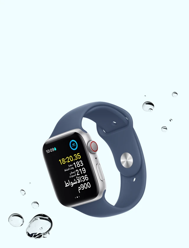 شاشة تمرين السباحة على Apple&nbsp;Watch&nbsp;SE، بجانب قطرات ماء