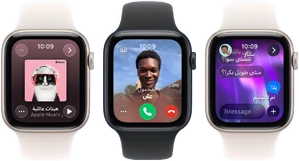 ثلاث ساعات Apple Watch SE 3 مصطفة جنباً إلى جنب، إحداها تعرض تطبيق Apple Music، والثانية تعرض مكالمة واردة، والثالثة تعرض محادثة في iMessage