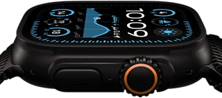 صورة من زاوية جانبية لساعة Apple Watch Ultra 2‏