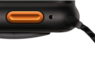 Apple&nbsp;Watch&nbsp;Ultra&nbsp;3، لون أسود، إطار تيتانيوم، مستشعر مقوّس في الخلف، الجزء الجانبي الخارجي الأيسر، زر الإجراءات، صفارة الإنذار