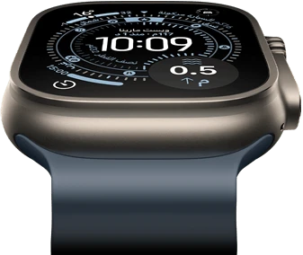 Apple&nbsp;Watch&nbsp;Ultra&nbsp;3 مائلة إلى الأمام، إطار من التيتانيوم الطبيعي، بوصلة على واجهة الساعة 