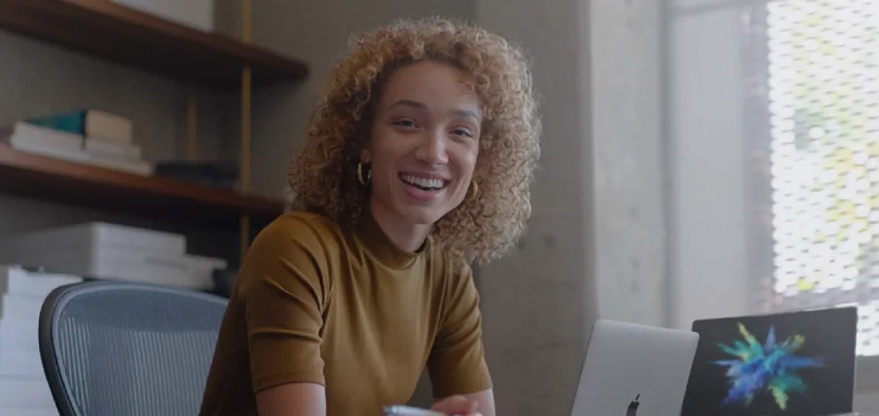 عميل أعمال في جايت يعمل على جهاز MacBook